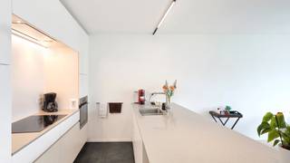 Dit recente appartement, gerealiseerd door SALT, verwelkomt u met een ruime inkomhal met vestiaire en gastentoilet. De open keuken is...