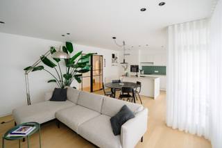 Dit schitterend vernieuwde appartement is gelegen op de 3DE verdieping van de residentie PAUL FELIX, de residentie bevindt zich op een absolute toplocatie. Vlakbij het centrum en vlakbij de Albert-I Promenade. Het appartement werd volledig gestript en volledig vernieuwd waarbij kosten noch moeite gespaard werden. De ruime woonkamer geniet van enorm veel lichtinval en beschikt over een zonnig terras, de open keuken is voorzien van alle toestellen. Verder is er een ruime berging met aansluiting voor wasmachine, de badkamer beschikt over een inloopdouche en wasmeubel. Er zijn 2 ruime slaapkamers waarvan 1 voorzien is van ingemaakte kasten. De derde kamer doet momenteel dienst als bureau maar hier kan perfect een enkelbed geplaatst worden. Achteraan is er nog een klein terras aanwezig. De residentie beschikt over een fietsenberging en er hoort tevens een kelder bij het appartement.