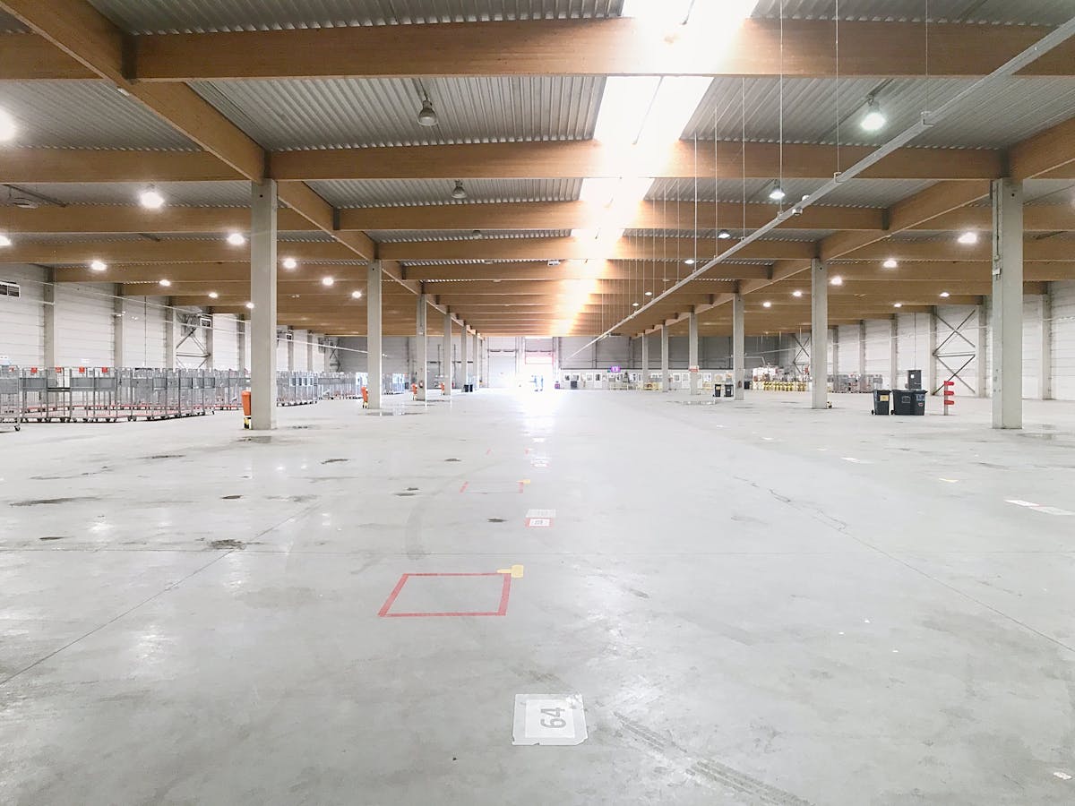 Bâtiment commercial d'environ 6000m² avec quais de chargement à proximité de l'autoroute - photo 4