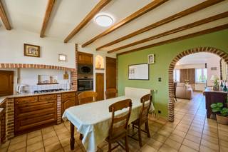 ZEER RUIME INSTAPKLARE GEZINSWONING IN EEN DOODLOPENDE STRAAT OP EEN PERCEEL VAN 07ARE.Deze zeer ruime en instapklare gezinswoning is gelegen in de...