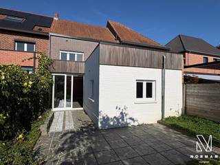Deze woning heeft enkele jaren terug een complete renovatie gehad. Werkelijk alles is gestript geweest en opnieuw opgebouwd. De uitbouw achteraan...