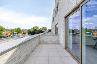 Rustig wonen in het pittoreske Meulebeke.<br />In de Tieltsestraat nabij het centrum van Meulebeke, komt binnenkort dit leuke woonproject. Dankzij zijn centrale doch vlot bereikbare ligging geniet je hier van "the best of both worlds". <br />Zo zijn de buurtwinkels/supermarkten op wandel- en fietsafstand alsook de uitvalswegen op slechts enkele minuten. <br /><br />Uniek concept van wonen.<br />Ontwikkelaar Vercruysse streeft telkens naar dat tikkeltje meer. <br />Hier start dit reeds met een zeer doordacht en vooruitstrevend woonconcept door het voorzien van 9 stapelwoningen.<br />Alle entiteiten zijn naadloos verweven in elkaar waardoor dit een mooi harmonieus geheel vormt, doch geniet iedereen van zijn privacy met een eigen voordeur. <br />Leuk maar belangrijk detail, hierdoor zijn de gemeenschappelijke kosten dan ook zeer beperkt. <br /><br />Stijlvolle en hedendaagse architectuur.<br />De bouwheer zorgt voor een leuke mix aan verschillende woontypes om zo een thuis te vormen voor starters, jonge gezinnen, actieve senioren,.. Kortom voor elk wat wils!<br />Hierdoor heb je op vandaag nog de keuze uit een huis met 2 of 3 slaapkamers <br />De woningen op het gelijkvloers zijn allen voorzien van een privétuin en een royale tuinberging. Ideaal voor fietsen, tuinmateriaal,... in te stockeren. <br />Opteer je voor een woning op het eerste verdiep, geniet je van een zalig zongericht leefterras. <br /><br />Creëer jouw eigen unieke thuis<br />Geen enkele m² mag verloren gaan! Dankzij de slimme indeling en het optimaal ruimtegebruik krijg je hier een optimaal wooncomfort voorgeschoteld. Daarbovenop is er nog ruimte tot het personaliseren van jouw droomstek. Zo kan er in functie van het beschikbare lastenboek nog diverse keuzes gemaakt worden over vloeren, keuken, indeling badkamer,...<br />Wacht echter niet te lang want de werken blijven vlot vooruit gaan!<br /><br />De wagen en fiets dichtbij en veilig<br />Weg de van de straat, bevinden zich achter het woonproject 13 staanplaatsen om de wagen te stallen. <br />Voor de toekomstige bewoners van de woningen op het gelijkvloers, heb je van hier uit directe toegang naar de tuinberging/tuin. <br />Ook is er nagedacht voor het plaatsen van fietsen. <br />Zo werden er privatief per entiteit verschillende plaatsen toegewezen. <br />