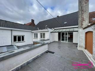 !!! BIEDINGEN VANAF 179.500,00€ WORDEN IN OVERWEGING GENOMEN !!!<br />* Een heel ruim appartement met tal van mogelijkheden in het volle centrum van Meulebeke<br />* Gelegen in hartje Meulebeke, 1 straat van Meulebeke Plaats, scholen, openbaar vervoer en winkels<br />* Bouwjaar 1959 - Renovatiejaar 2000<br />* Verdiep 0 : inkomhal - ruime garage met automatische sectionale poort<br />* Verdiep 1 : inkomhal - living - keuken - wasruimte - badkamer - 3 slaapkamers - bergruimte - ruim zonnig terras<br />* Verdiep 2 : zolder waar er 3 extra slaapkamers kunnen ingericht worden (bereikbaar via uitschuiftrap in de inkomhal)<br />* Centrale verwarming op aardgas<br />* EPC 531 kWh / (m² jaar) UC 3568018 (LABEL F)<br />* Gvg/Wg/Gvv/Gvkr/Gmo<br />* Beschikbaar bij notariële akte