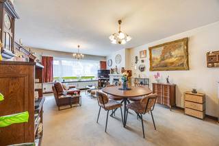 RUIM APPARTEMENT, rustig gelegen, in een kleinschalig gebouw op het GELIJKVLOERS.<br /><br />Indeling: inkom met gastentoilet, 2 bergingen, mooie leefruimte met keuken, badkamer met ligbad en 2 volwaardige slaapkamers. TERRAS voor- en achteraan, met genot van de tuin! Achteraan het gebouw is er bovendien een RUIME GARAGEBOX inclusief.<br />Het appartement is op te frissen, doch netjes onderhouden.<br />VOORDELEN: geen syndicuskosten, geen liftkosten, Atag condensatieketel, PVC RAMEN in dubbele beglazing &amp; GOEDGEKEURDE ELEKTRICITEIT.<br />Deze eigendom kan zowel om te zelf te bewonen of als investering interessant zijn!<br /><br />Zonder renovatieplicht, energielabel C, 221 kWh/m² jaar UC 2357083