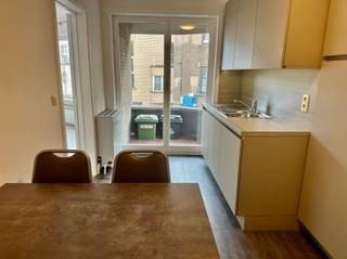 <p><span> </span></p><p><span>Appartement met 2 slaapkamers in centrum Zottegem.</span></p><p><span> </span></p><p><span>INDELING</span></p><p><span>Het appartement bestaat uit een inkomhal, een lichtrijke living met naastliggend de moderne keuken met berging.</span></p><p><span>Aan de keuken is er een klein terras, achteraan aan de slaapkamer is er een 2e terras.</span></p><p><span>Het appartement heeft een vernieuwde badkamer met inloopdouche.</span></p><p><span>Verder is er een apart toilet en zijn er 2 slaapkamers.</span></p><p><span>Bij het appartement hoort een garage.</span></p><p><span> </span></p><p><span>TECHNISCH</span></p><p><span>Gunstig epc B label.</span></p><p><span> </span></p><p><span>LIGGING</span></p><p><span>Het appartement is gelegen in het centrum van Zottegem, vlakbij het station en alle winkels.</span></p><p><span> </span></p><p><span>PRAKTISCH</span></p><p><span>Het appartement is onmiddellijk beschikbaar.</span></p><p><span>70€ gemeenschappelijke kosten.</span></p><p><span>Vraag uw bezoek aan via het contactformulier op onze site immodhondt.be</span></p>
