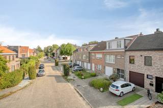 In de Rodebeukendreef 46 in Gentbrugge vinden we deze verzorgde en volledig instapklare bel-etagewoning, gelegen in een bijzonder rustige, gegeerde en residentiële woonomgeving. De woning combineert een aangename woonoppervlakte van ca. 155 m² met een perceel van 134 m² waarvan een zuidgerichte tuin van ca. 75 m².<br /><br />Op het gelijkvloers beschikt de woning over een ruime inkomhal met toegang tot de inpandige garage. Daarnaast bevindt zich hier een extra kamer die uitstekend kan dienen als bureau, hobbyruimte of vierde slaapkamer. Via de achterliggende doorgangsruimte is er rechtstreeks toegang tot de tuin. Hier bevinden zich momenteel ook de wasmachine en praktische voorzieningen.<br /><br />De eerste verdieping vormt het leefgedeelte van de woning. De ruime en lichtrijke leefruimte biedt plaats aan zowel een comfortabele zithoek als een eetplaats. Aansluitend bevindt zich de verzorgde, volledig uitgeruste keuken. Vanuit de leefruimte geniet je bovendien van een aangenaam zicht over de rustige woonomgeving. Op de hal is er een afzonderlijk gastentoilet.<br /><br />Op de tweede verdieping bevinden zich drie slaapkamers en een badkamer met inloopdouche. De woning beschikt niet over een zolder of kelder, maar biedt dankzij de inpandige garage en de praktische indeling voldoende bergruimte.<br /><br />De tuin is bovendien onderhoudsvriendelijk aangelegd en biedt verschillende mogelijkheden voor een terras, speelruimte of gezellige tuin inrichting.<br /><br />*Belangrijk*<br />- De prijs is een minimumprijs.<br />- De woning is vrij voor gebruik vanaf 1/6/2027.<br /><br />Een bijzonder interessante woning voor wie op zoek is naar ruimte, comfort en een zonnige tuin, zonder in te boeten aan bereikbaarheid en de aangename woonkwaliteit van Gentbrugge.<br /><br />Bestuursmaatregelen in het maatregelenregister: nee