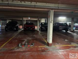 Ondergrondse autostaanplaats te huur op de Bleekstraat 13, gelegen aan de Mechelse binnenring<br />Deze makkelijk toegankelijke autostaanplaats bevindt zich op een toplocatie aan de Mechelse binnenring. U bereikt het centrum van Mechelen in een paar minuten en geniet van een vlotte aansluiting op de tangent en aan de ringwegen.<br /><br />Bij aanvang van de huur ontvangt u een afstandsbediening en badge voor de automatische garagepoort. <br />De autostaanplaats is onmiddellijk beschikbaar.<br /><br />Huurprijs: €95,-/maand.<br /><br />Contacteer ons voor meer info via mail info@immosir.be of telefonisch 015/65 50 05.