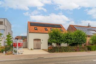 <p>Deze vrijstaande woning uit 1947 brengt twee werelden samen: de charme van een woning met karakter en het comfort van een volledige renovatie. Achter de authentieke uitstraling schuilt een hedendaagse woonomgeving waar ruimte, licht en kwaliteit centraal staan.<span></span></p>
<p>De leefruimte vormt het hart van de woning. Dankzij de ruime opzet en de natuurlijke lichtinval ontstaat een aangename plaats om samen te komen, te ontspannen of te genieten van het zicht op de tuin. De nieuwe keuken sluit hier mooi bij aan en combineert een moderne uitstraling met praktisch gebruiksgemak.</p>
<p>Een extra troef is de bureauruimte die deel uitmaakt van de leefruimte, maar toch voldoende afgescheiden is. Hierdoor ontstaat een rustige werkplek zonder het contact met de woning te verliezen.</p>
<p>De woning beschikt over twee comfortabele slaapkamers en mogelijkhied tot drie slaapkamers en een verzorgde badkamer. De recente renovatie zorgt ervoor dat toekomstige bewoners kunnen genieten van een kwalitatieve woning zonder grote werken.</p>
<p>Buiten vormt de tuin een belangrijk onderdeel van de woonbeleving. Het ruime perceel van 968 m² geeft mogelijkheden voor tuinieren, ontspannen en genieten van het buitenleven. De bestaande bomen versterken de natuurlijke uitstraling en zorgen voor een mooie verbinding tussen de woning en haar omgeving.</p>
<p>Met een EPC-label A en conforme elektriciteit voldoet deze woning aan de hedendaagse normen. Een ideale combinatie voor wie op zoek is naar een karaktervolle woning met hedendaags comfort, energiezuinigheid en ruimte.</p>