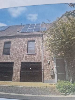Woning te koop,in een kindvriendelijke wijk met speeltuin.
gelijksvloer,inpandige garage,open keuken,living,toilet
1e verd 3slp,badkamer met inloopdouche en wastafel,toilet
2de verd volledige afgemaakte zolder waar nog 2xslpk kunnen van gemaakt worden.

10 zonnepanelen,waterput,terras en afgezette tuin met tuinhuis enz.