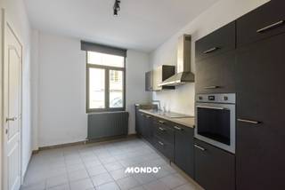 In het centrum van Kalfort, deelgemeente van Puurs-Sint-Amands, staat deze charmante gezinswoning met vier slaapkamers te koop. De rijwoning (gesloten bebouwing) ligt op een perceel van 175 m² en biedt een ruime indeling over drie bouwlagen, aangevuld met een bruikbare kelder. Dankzij de vlotte bereikbaarheid via de A12 en de N16 bent u snel op weg richting Antwerpen, Brussel en Mechelen.<br /><br />Op het gelijkvloers betreedt u de woning via een inkomhal van 12 m² met tegelvloer. Een prachtige authentieke dubbele deur geeft toegang tot de woonkamer van 25 m², eveneens afgewerkt met tegels en voorzien van een rolluik aan het raam. Aansluitend vindt u de eetkamer en de keukenruimte, uitgerust met een spoelbak en een aansluiting voor de wasmachine. Een lichtkoepel zorgt hier voor extra natuurlijk licht, en de ruimte biedt alle mogelijkheden om ze volledig naar eigen smaak in te richten. De badkamer van 2,5 m² ligt op vinyl, heeft voor driekwart betegelde wanden en is voorzien van een wastafel, een douchekuip en een toilet. Achteraan geniet u van een gezellig oostgericht terras van 21 m² in dallen, waar u 's ochtends van de zon kunt genieten.<br /><br />Op de eerste verdieping leidt de nachthal naar twee ruime slaapkamers van 19 m² en 12 m². Via een overloop van 2,5 m² bereikt u de tweede verdieping, met nog twee slaapkamers van elk 11 m², ideaal als kinderkamer, logeerkamer of thuiskantoor.<br /><br />De kelderverdieping omvat een bruikbare kelder van 11,5 m² met een hoogte van 1,80 m, perfect als extra bergruimte.<br /><br />Kortom: een woning met karakter, vier slaapkamers en een zonnig terras op een centrale locatie in Kalfort. Interesse of wenst u een bezoek in te plannen? Neem vrijblijvend contact met ons op.