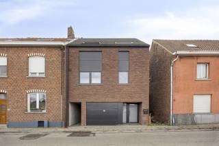 Recente woning met ruime garage.Indeling:Gelijkvloers: inkomhal, garage met aansluitingen wasmachine en toegang tot een zongerichte tuin.1ste...