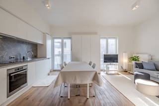 Luxueus afgewerkt, gemeubeld 1-slaapkamer appartement gelegen in een rustige straat in het historische centrum.Indeling: hall met vestiaire en...