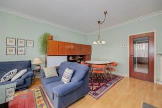 Zeer licht en goed onderhouden appartement met 2/3 slaapkamers en lift in een klein appartementsblok staat te koop op de Oudstrijderslaan 47...