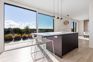 [[ DIT PAND NEEMT DEEL AAN DE ERA OPEN HUIZEN DAG OP 14/3 VAN 11:00 TOT 12:00 ]] Sint-Idesbald : Ontdek een penthouse dat je aan de Belgische kust...