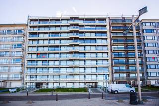 Deze knusse studio bevindt zich op de <strong>9de verdieping </strong>van residentie Brisbane, <strong>gelegen op de Zeedijk</strong> te Middelkerke. <br />Ze werd <strong>deels</strong> <strong>gerenoveerd in 2019</strong>. Zo werd er een nieuwe keuken geplaatst, werden de kasten, de boiler en de inkomdeur vervangen en werd een nieuw laminaat gelegd. <br />De elektrische installatie voldoet aan de normen en van op het <strong>Zuid-oost georiënteerd terras </strong>kunt u er genieten van een <strong>magnifiek uitgestrekt uitzicht op de duinen </strong>en het zonnetje. <br />De aankoop gaat tevens gepaard met een <strong>privatieve kelderberging</strong>. Er is eveneens een gemeenschappelijk vuilnislokaal aanwezig.<br />Last but not least, voldoet dit pand aan de vereisten om te mogen verhuren op seizoensbasis (brandveiligheidsattest aanwezig en ingeschreven bij toerisme vlaanderen). <br /><br />Zin om deze lichtrijke studio te komen ontdekken? Neem dan nu contact op voor meer info of een bezoek ter plaatse.