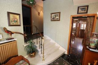 <span><strong>IN OPTIE - VERKOCHT ONDER VOORWAARDEN</strong><br /><br />Maar mail ons gerust (info@immoanthonis.be) indien interesse in het pand en als op de hoogte wenst te worden gehouden van het verloop van de verkoop.</span><br /><br />- - - - - - - <br /><br />Deze woning is op te knappen, maar het betreft een vrij ruime, <span><strong>alleenstaande woning </strong></span>op een knap perceel van meer dan 11 are.<br /><br />Ze beschikt over een inkomhal, een lichtrijke living, een keuken die toegang geeft tot een terras &amp; een <span><strong>grote tuin</strong></span>, 3 slaapkamers, een badkamer, een apart toilet én een <strong><span>ruime zolder</span></strong> waar nog kamers kunnen van gemaakt worden. <br />Onderin is er ook nog een <strong><span>grote garage </span></strong>en enkele handige kelderplaatsen die kunnen gebruikt worden als berging en wasplaats.<br /><br />Bovendien is ze <strong><span>goed bereikbaar</span></strong>: met een bushalte over de deur (lijn 648), gelegen tussenin de Diestse- en de Aarschotsesteenweg, op nog geen 2 km van het Gouden Kruispunt en op 10 minuten van de oprit van de E314!<br /><br /><em>Te bezichtigen na TELEFONISCH contact op 016 23 44 16 tijdens de openingsuren, bedankt.<br />VIEWINGS AFTER CALLING US ON 016 23 44 16 during office hours, thx.</em>