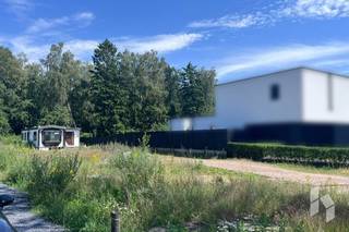 Bouwperceel ( 837m² ) voor open bebouwing met een straatbreedte van 16,74m.<br />Dit perceel is gunstig gelegen naast een verbindingsweg.<br />Op het gelijkvloers mag men 17m diep bouwen, op de verdieping 12m.<br /><br />Nutsvoorzieningen zijn reeds aanwezig.<br /><span>Bouwvoorschriften op aanvraag.</span>