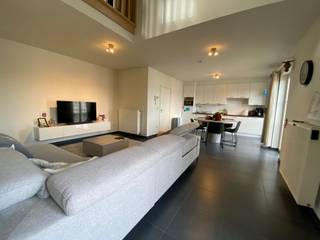 INDIEN U EEN BEZOEK WENST IN TE PLANNEN GELIEVE EEN BEZOEK AAN TE VRAGEN VIA WWW.HILLEWAERE.BE VIA DE RODE KNOP<br /><br />Leuk duplex appartement op de 1e verdieping van een mooi complex in Oud-Turnhout.<br /><br />Indeling:<br />Via de inkomhal met vestiaire en gastentoilet heeft u toegang tot de woonkamer met open keuken (ingericht met koelkast, keramische kookplaat en dampkap). Via de trap in de woonkamer komt u op de verdieping met mezzanine (hier is ruimte om bv. een bureel te plaatsen). Verder zijn hier 2 slaapkamers (waarvan 1 slaapkamer toegang geeft tot het ruime zuid gerichte terras). De badkamer beschikt over een douche, toilet en wastafel. Hier is tevens aansluiting voor wasmachine en droogkast.<br /><br />De huur omvat ook een overdekte staanplaats achteraan en een ruime private kelderberging. <br /><br />Bijzonderheden:<br />* geen lift aanwezig<br />* geen gemeenschappelijke lasten<br />* onmiddellijk beschikbaar