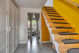 Gelegen in een rustige tweede bouwlijn in het charmante Lombeek, biedt deze prachtig gerenoveerde woning een oase van rust en comfort, omgeven...