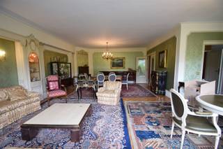 Een ruime appartement in een goed verzorgd gebouw, Het appartement is 180 m²Hoewel Het appartement opgefrist dient te worden, biedt het een...