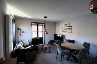 INDELINGInkomhal met ingemaakte kasten voorzien van aardgasbrander van de C.V. en warmwater, ventilatiesysteem (type C), woonkamer met open keuken...