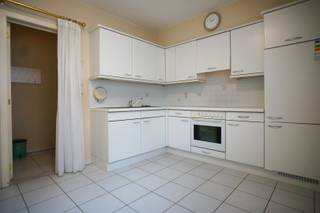 🏡 Te huur: Gezellig 3-slaapkamer appartement in het hart van Genk<br />📍 Adres: Molenstraat 60C bus 11, 3600 Genk<br /><br />Ben je op zoek naar een ruim en comfortabel appartement in het centrum van Genk? Dan is dit instapklaar appartement precies wat je zoekt!<br /><br />✨ Indeling:<br /><br />Ruime living en eetkamer<br />Praktische keuken<br />3 slaapkamers<br />Badkamer met bad<br />Dubbele lavabo <br />Apart toilet<br />Berging<br /><br />2 gezellige terrasjes om te genieten van de buitenlucht<br />Grote garagebox met plaats voor 2 wagens<br />2 kelderbergingen voor extra opslagruimte<br /><br />🔧 Extra informatie:<br />EPC: C<br />Beschikbaar vanaf 1 januari 2026<br />Huurprijs: €975/maand<br />Gemeenschappelijke kosten: €139,69/maand<br />Huurwaarborg: €2925<br /><br />📍 Toplocatie:<br />Gelegen in de levendige Molenstraat, op wandelafstand van winkels, openbaar vervoer, scholen en alle andere voorzieningen.<br /><br />📞 Interesse? Neem vandaag nog contact op voor een bezichtiging en wie weet wordt dit jouw nieuwe thuis in hartje Genk! Mailen kan naar briana@hermania.be 