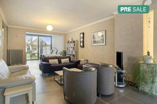 In the Karpelstraat in Veurne, we find this ready-to-move-in 3-bedroom house for sale. The house is quiet, yet close to the center, shops, schools...