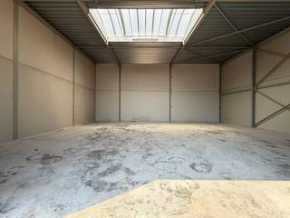 Instapklare, strategisch gelegen nieuwbouw bedrijfsunit (190 m²) te Wingene.<br /><br />Bent u op zoek naar de perfecte uitvalsbasis voor uw onderneming? Deze gloednieuwe bedrijfsunit van 190 m² in Wingene, combineert een moderne infrastructuur met een absolute toplocatie. Dankzij de strategische ligging bent u in amper 5 minuten op de E40 (op- en afrit Beernem) – een enorme troef voor uw klanten, leveranciers en medewerkers.<br /><br />Met een indrukwekkende vrije hoogte van 6,85 meter is deze multifunctionele ruimte uitermate geschikt voor opslag, productie, logistiek of ambachtelijke activiteiten.<br /><br />Waarom dit de ideale match is voor uw bedrijf:<br />- Ruimte & Hoogte: 190 m² oppervlakte met een vrije hoogte van 6,85 m.<br />- Topbereikbaarheid: Slechts 5 minuten rijden van de E40 (Beernem).<br />- Comfort & Uitstraling: Moderne, kwalitatieve afwerking inclusief een automatische sectionaalpoort, loopdeur, toilet en uitgietbak.<br />- Voorzieningen: Stads- en regenwater, elektriciteit.<br />- Parkeergelegenheid: Inclusief 1 privatieve parkeerplaats.<br /><br />Praktische info:<br />- Beschikbaarheid: Vanaf 01/09/2026.<br />- Kosten: Onroerende voorheffing is ten laste van de huurder.<br /><br />Interesse in deze unieke kans? Neem vandaag nog contact met ons op voor meer informatie of een bezoek ter plaatse! 0470 50 50 50