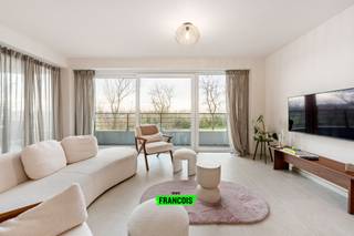 In The Waves ontdekt u dit prachtig nieuw appartement waar comfort, kwaliteit en locatie perfect samenkomen. Met een bewoonbare oppervlakte van 81 m² geniet u van een lichtrijke woonkamer die naadloos overgaat in een volledig ingerichte keuken, afgewerkt met hoogwaardige materialen. Aansluitend bevindt zich een praktische bijkeuken/wasruimte. Het appartement beschikt verder over twee volwaardige slaapkamers en een moderne doucheruimte.<br /><br />Dankzij de vloerverwarming via warmtepomp woont u hier bijzonder energiezuinig en comfortabel, het hele jaar door. De kwalitatieve afwerking en de doordachte indeling zorgen voor een stijlvolle en tijdloze uitstraling.<br /><br />De ligging is ronduit uitzonderlijk: op slechts 50 meter van het strand en op wandelafstand van het centrum, de tramhalte en het fietspad aan de voet van het gebouw. Hier combineert u moeiteloos rust met bereikbaarheid.<br /><br />Een absolute troef is het prachtige zuidgerichte terras van 17 m². Zowel de woonkamer als de slaapkamers geven hierop uit, waardoor u optimaal geniet van licht en zon. Het open zicht op de golfbaan en de rustige omgeving maken dit een heerlijke plek om te ontspannen.<br /><br />Daarnaast beschikt het gebouw over een grote fietsenberging met twee genummerde privéfietsenplaatsen inbegrepen. Optioneel kan een garagebox met gemotoriseerde deur en een kelderberging worden aangekocht.<br /><br />Bovendien wordt dit appartement verkocht onder registratierechten (geen btw), wat het financieel extra interessant maakt.<br /><br />Een unieke kans voor wie op zoek is naar een stijlvol en energiezuinig appartement op een toplocatie aan zee. <br /><br />