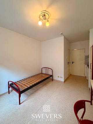 Voor meer info en foto’s, surf naar www.swevers.be – Deze instapklare studio aan de Slachthuislaan 12 bus 0215 in Leuven biedt compact en praktisch wooncomfort op een centrale locatie. De studio bevindt zich op het gelijkvloers van een gebouw uit 1995 en beschikt over een bewoonbare oppervlakte van 20 m². De ruimte is efficiënt ingedeeld en omvat een leef- en slaapgedeelte en een afzonderlijke badkamer. Dankzij een slimme inrichting is er plaats voor een bed, compacte zithoek en eet- of werkplek. De instapklare staat zorgt ervoor dat u zonder bijkomende werken uw intrek kunt nemen. Bovendien maakt de gelijkvloerse ligging de studio gemakkelijk toegankelijk. De centrale ligging is een belangrijke troef. Scholen, openbaar vervoer, winkels, restaurants en ontspanningsmogelijkheden bevinden zich op minder dan 500 meter. Hierdoor zijn dagelijkse verplaatsingen eenvoudig te voet of met de fiets te doen. Ook met de wagen geniet u van een goede bereikbaarheid: de snelwegen liggen op ongeveer 1 kilometer afstand. Deze studio is bijzonder geschikt voor een student, starter of alleenstaande die bewust kiest voor een onderhoudsvriendelijke woonruimte met alle voorzieningen dichtbij. De combinatie van een praktische indeling, instapklare staat en centrale ligging maakt dit een interessante huurkans in Leuven. Voor meer informatie, bel 011 255 155. Bron bewoonbare oppervlakte: EPC – verslag.