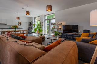 Uniek 2-slaapkamer appartement met terras nabij Gent-Sint-Pieters<br /><br />Deze voormalige koffiebranderij werd in 2017 volledig omgevormd tot een karaktervol appartement met een bewoonbare oppervlakte van 121m² en een ruim privéterras van 46m².<br /><br />Dankzij de uitzonderlijke ligging in de tweede lijn, weg van de straat, geniet u hier van alle rust en privacy. Tegelijk bevindt het appartement zich op een uitstekende locatie, op wandel- en fietsafstand van zowel station Gent-Sint-Pieters (1,4 km) als Gent-Zuid (2,1 km).<br /><br />De woning situeert zich volledig op het gelijkvloers en combineert een vlotte toegankelijkheid met een aangenaam ruimtelijk gevoel. De grote leefruimte sluit naadloos aan op de uitgeruste open keuken. Grote raampartijen zorgen voor overvloedig natuurlijk licht en bieden rechtstreeks uitzicht op het terras.<br /><br />Er zijn 2 slaapkamers, waarvan er één momenteel is ingericht als praktische bureauruimte. Daarnaast beschikt het appartement over verschillende bergruimtes binnen en buiten, ideaal voor fietsen, tuingereedschap en extra opslag.<br /><br />De badkamer is uitgerust met een lavabo, douche en ligbad. Er is een afzonderlijk toilet.<br /><br />Het appartement heeft een uitstekende EPC-score A (88 kWh/m²). Eind 2023 werden op het dak 10 zonnepanelen geïnstalleerd.<br /><br />Perfect voor eigen bewoning of als investeringspand.<br /><br />Op zoek naar een uniek, energiezuinig appartement met veel privacy, een ruim terras en een uitstekende bereikbaarheid? Plan uw bezoek in via zomerstraat30c@gmail.com of 0493185341 (geen makelaars).<br /><br />De bezoekdag gaat door op 20/06/2026.<br /><br />Authentieke akte uiterlijk te verlijden op 22/09/2026.
