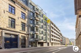 <p><span>Energiezuinig en instapklaar 1 à 2 slaapkamer appartement op toplocatie!</span><span><br /></span><span>Dit charmant appartement met EPC A bevindt zich op de 5de verdieping van een goed onderhouden gebouw te midden van 't Stad. Op deze droomlocatie kan u volop genieten van het bruisende stadsleven op een boogscheut van alle "hotspots" (Meir, 't Zuid, 't Eilandje, Stadspark,...). Kortom, de ideale uitvalsbasis in centrum Antwerpen waar kwalitatief wonen hand in hand gaat met een mooie "work-life balance". Het appartement is beschikbaar bij akte, ideaal voor eigen bewoning, maar biedt ook een mooie kans om zorgeloos te investeren.</span></p><p><span><br /></span><span>Inkom-/nachthal, leefruimte & keuken:</span></p><p><span>Via de aparte inkomhal komt u bij de charmante leefruimte met open keuken. De grote HR++ raampartijen brengen het natuurlijk licht binnen en accentueren het ruimtegevoel. De inbouwspots en de wandverlichting zorgen voor extra sfeer en gezelligheid. De keuken ligt op onderhoudsvriendelijke tegelvloer en voorziet in een gasvuur, dampkap, oven, koelkast en vriezer. Het open karakter staat u toe steeds in contact te staan met uw gasten, familie en vrienden.</span></p><p><span> </span></p><p><span>Slaapkamers, badkamer, toilet & wasruimte:</span></p><p><span>Officieel telt het appartement één ruime slaapkamer van 13,5m². In de nachthal vindt u nog een polyvalente ruimte (7m²) die perfect kan dienen als 2de slaapkamer, dressing, bureau, kinder-; logeer of hobbykamer. De rustieke badkamer is geheel betegeld en omvat een ligbad, douche en dubbel wasmeubel, Het toilet met handenwasser is apart. Bovendien is er ook nog een grote wasruimte die de nodige aansluitingen alsook de HR condensatieketel herbergt. Overigens ideaal om het kuisgerief en uw proviand op te bergen. </span></p><p><span><br /></span><span>Balkon, autostaanplaats & fietsberging:</span><span><br />Het balkon aan de voorzijde is zuidgericht, aangenaam om even een frisse neus te halen en in de zomermaanden te genieten van de laatste zonnestralen, al dan niet vergezeld van een sprankelend aperitief. In een stadsomgeving vormt de ondergrondse staanplaats een ware luxe, deze dient bij aangekocht te worden (€ 30.000). Ook de gemeenschappelijke fietsberging is een belangrijke troef.</span></p><p><span><br /></span><span>Extra troeven:</span></p><p><span>- Toplocatie (Mobiscore 9,6/10)</span></p><p><span>- EPC A - 84</span></p><p><span>- HR++ ramen</span></p><p><span>- HR condensatieketel</span></p><p><span>- Dak- en gevelisolatie</span></p><p><span>- Asbestveilig</span></p><p><span>- Individuele meters (excl. water)</span></p><p><span>- Beperkte maandelijkse lasten<br />- Autostaanplaats</span></p><p><span>- Fietsberging</span></p><p><span> </span></p>