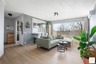 <p><span>Uitstekend appartement of interessante investering met een prima ZW-georiënteerd terras op een aangename ligging nabij domein Hof ter Linden &amp;  Fort 5 nabij scholen, openbaar vervoer en de meeste faciliteiten. Dit instapklaar app. is gelegen op derde verdieping van een mooi onderhouden gebouw. Open ingerichte keuken (Siemens toestellen) met aangename leefruimte met zicht en doorgang naar terras op de volledige breedte (12 meter) van het app. Ruime slkm, badkamer, apart toilet. Vaste kosten bedragen ca 170 voor het werkkapitaal (water, verwarming, onderhoud gemene delen, blokpolis, kosten syndici inbegrepen). Ondergrondse berging inbegrepen. Vernieuwde ramen + rolluiken &amp; airco in living &amp; skm. Gunstige EPC B + conforme electriciteitskeuring. Zonnepanelen zorgen voor het verbruik vd gemeenschappelijke delen. Mooi appartement op een prima ligging!Gunstige EPC B. </span></p><p><span>Asbestvrij.</span></p>