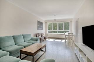 <p><span>Op zoek naar een lichtrijk appartement met karakterr? Deze aantrekkelijke woonkans bevindt zich op de derde en hoogste verdieping van een kleinschalig gebouw zonder syndicus, zonder gemeenschappelijke kosten.</span></p><p><span>Bij het binnenkomen word je verwelkomd in een verzorgde inkomhal met praktische vestiaire kast. De ruime en gezellige leefruimte geniet van veel natuurlijk licht en biedt alle comfort om aangenaam te wonen.</span></p><p><span>De aparte, volledig vernieuwde keuken is uitgevoerd in een tijdloze stijl met stijlvolle witte kasten en houten werkbladen. Een perfecte combinatie van functionaliteit en moderne uitstraling. De 2 bergingen zorgen voor een opgeruimd gevoel.</span></p><p><span>Via de nachthal bereik je de drie volwaardige slaapkamers. De ruime master bedroom geeft rechtstreeks toegang tot ene gezellig terras aan de achterzijde van het gebouw, waar je in alle rust kunt genieten van een open uitzicht over de wijde omgeving.</span></p><p><span>De badkamer is praktisch ingericht en uitgerust met een douche. Het toilet is apart, wat extra comfort biedt in het dagelijks gebruik.</span></p><p><span>Dit appartement is ideaal voor gezinnen, koppels of wie op zoek is naar een comfortabele woonst met een praktische indeling, veel lichtinval en geen gemeenschappelijke kosten.</span></p><p><span> </span></p><p><span>Bijzonderheden</span></p><p><span>EPC Energielabel F - 678 kwh/(m² jaar)</span></p><p><span>Renovatieplicht: alle woningen en appartementen die vanaf 2023 zijn aangekocht met Label E of F, moeten verplicht gerenoveerd worden naar minimum label D binnen de 6 jaar na aankoop</span></p><p><span>Er is overal dubbele beglazing met PVC kader</span></p><p><span>Alle nutsvoorzieningen zijn apart</span></p><p><span>CV op gas</span></p><p><span>P-score: A</span></p><p><span>G-score: A</span></p>