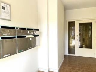 Op zoek naar een ruim appartement met charme, veel lichtinval én een uitstekende ligging? <br />Met een <strong>bewoonbare oppervlakte van maar liefst 113 m²</strong> geniet u hier van uitzonderlijk veel ruimte en een aangenaam wooncomfort. De royale inkomhal verwelkomt u in een lichtrijke leefruimte met eetplaats, waar grote raampartijen zorgen voor een warme en gezellige sfeer. De ruime keuken biedt alle comfort en sluit aan op een praktische berging. Daarnaast beschikt het appartement over een aparte wasberging, ideaal voor extra opslag en gebruiksgemak.<br />Verder vindt u hier twee bijzonder ruime slaapkamers, waarvan één momenteel is ingericht als dressing en bureau. Uiteraard kan deze ruimte ook perfect dienstdoen als tweede slaapkamer, hobbyruimte of thuiskantoor.<br />De badkamer is voorzien van een dubbele lavabo en een ligbad met douchefunctie, terwijl het aparte gastentoilet voor extra comfort zorgt.<br />Extra troeven:<br />✔️ Overal rolluiken<br />✔️ Lichtrijke en ruime leefruimte<br />✔️ 2 zeer ruime slaapkamers<br />✔️ Praktische berging én aparte wasberging<br />✔️ Garage inbegrepen in de huurprijs<br />✔️ Privatieve kelderberging<br />Dit appartement combineert ruimte, authenticiteit en functionaliteit op een toplocatie. Een unieke kans voor wie comfortabel wil wonen in een charmante omgeving.<br />📅 Beschikbaar vanaf 1 oktober. <strong>Prijs : 850 € + 50 € syndic/maand</strong>