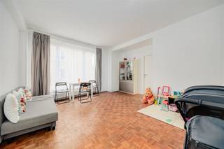 <p><span>Dit verzorgd appartement is gelegen op een </span><span>centrale locatie in de Stad</span><span>, net achter het oude Gerechtsgebouw. Op wandelafstand van Theaterplein, Mechelse plein, het historische centrum en het Zuid.</span></p><p><span>Alle winkels en openbaar vervoer op wandelafstand. </span></p><p><span> </span></p><p><span>Het appartement is gelegen op de </span><span>5de verdieping</span><span> van een goed onderhouden gebouwen heeft een oppervlakte van </span><span>ca. 56m² </span><span>(volgens EPC). Dankzij zijn hoekligging geniet het appartement van veel </span><span>natuurlijke lichtinval</span><span>. Het appartement werd zeer goed onderhouden en is irecent gerenoveerd.</span></p><p><span> </span></p><p><span>Ideaal als </span><span>startersappartement</span><span> of </span><span>investering</span><span>.</span></p><p><span> </span></p><p><span>Indeling:</span></p><p><span>-gelegen op de 5de verdieping</span></p><p><span>-inkomhal</span></p><p><span>-lichte woonkamer (ca. 25m</span><span><sup>2 </sup></span><span>)</span></p><p><span>-aparte keuken</span></p><p><span>-slaapkamer (ca. 18m</span><span><sup>2 </sup></span><span>)</span></p><p><span>-badkamer met inloopdouche, lavabo en toilet</span></p><p><span> </span></p><p><span>Algemeen gebouw:</span></p><p><span>-lift aanwezig</span></p><p><span>-verzorgd gebouw</span></p><p><span> </span></p><p><span>Troeven</span></p><p><span>-centrale ligging </span></p><p><span>-EPC-score B</span></p><p><span>-lichtrijk appartement</span></p><p><span>-verhuurd aan €825 + €100</span></p><p><span>-ideaal als investering of startersappartement</span></p><p><span> </span></p><p><span>Ben jij geïnteresseerd in dit appartement in Antwerpen, ben je op zoek naar ander vastgoed of wens je de waarde van jouw eigendom te kennen? Dan ben je bij BOLT immo aan het juiste adres! Wij helpen jou graag verder.</span></p><p><span> </span></p>