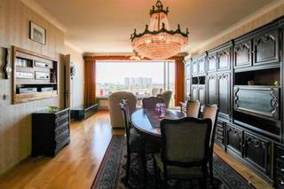 Ruim app met 2 slpks Op de zevende verdieping van een grootschalig appartementsgebouw vinden we dit appartement met mooi uitzicht terug. ZEVENDE...