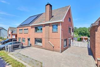 Deze leuke gezinswoning gelegen nabij het centrum van Hechtel, De woning bevat 3 slaapkamers, een zeer gunstig EPC en een grote loods op het diepe perceel. Deze woning is vlak bij de belangrijkste verbindingen van Hechtel gelegen, zo is de Noord zuid verbinding richting Eindhoven of Hasselt op 2 minuten rijden te vinden. Ook zij leopoldsburg, Beringen en Peer gemakkelijk vanuit hier te bereiken met de auto of op de fiets<br /><br />De indeling is als volgt:<br />GELIJKVLOERS:<br />- Inkomhal<br />- Bureau<br />- Keuken<br />- Leefruimte<br />- Bijkeuken<br />- Garage<br /><br />VERDIEPING:<br />- Nachthal<br />- Badkamer<br />- Slaapkamer 1<br />- Slaapkamer 2<br />- Master bedroom<br /><br />ZOLDER:<br />- Ruime zolder <br /><br />TUIN:<br />- Groot terras <br />- Tuinberging <br />- Loods <br />- Omheind<br /><br />TROEVEN:<br />- EPC: B<br />- Ruim perceel<br />- 3 Slaapkamers<br />- Zolder met potentieel