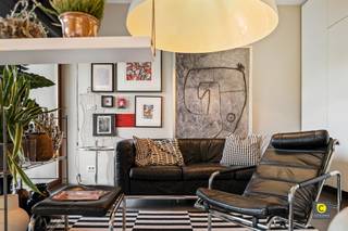 <p><span>Stijlvol loftappartement met terras en parkeermogelijkheid in de hippe Harmoniewijk</span></p><p><span> </span></p><p><span>Op de vierde verdieping van een recent gebouw, midden in de trendy Harmoniewijk, bevindt zich deze unieke loft met een prachtig uitzicht op zowel het Harmoniepark als het Albertpark. Een topligging waar rust en stadsleven elkaar perfect ontmoeten. Winkels, scholen en gezellige restaurants bevinden zich letterlijk om de hoek.</span></p><p><span> </span></p><p><span>Licht, ruimte en comfort</span><span><br />Via de beveiligde inkom met vestiaire kom je binnen in een open leefruimte die baadt in het natuurlijke licht dankzij de grote raampartijen. Het zuidwestgericht terras sluit naadloos aan en biedt een ideale plek om te genieten van de zon.<br />De moderne keuken, uitgerust met inductiekookplaat, oven, vaatwasser en dampkap, is praktisch ingedeeld en vormt een elegant geheel met de leefruimte.</span></p><p><span> </span></p><p><span>Flexibele indeling</span><span><br />Het appartement wordt momenteel als loft bewoond. Rekening houdend met de originele plannen is het perfect mogelijk om het terug in te delen naar een 2-slaapkamerappartement. De compacte maar functionele badkamer beschikt over een inloopdouche, lavabo en toilet en ligt vlak bij de slaapzone.</span></p><p><span> </span></p><p><span>Mobiliteit & voorzieningen</span><span><br />Met de tram sta je in enkele minuten in het bruisende stadscentrum of aan het centraal station, vanwaar je vlot verder reist met trein of hogesnelheidstrein. Ook met de wagen is de bereikbaarheid uitstekend dankzij de nabijheid van de belangrijkste invalswegen.</span></p><p><span> </span></p><p><span>Toekomstige meerwaarde</span><span><br />Momenteel zijn er werkzaamheden bezig met de opwaardering van de driehoek Koning Albertpark, wat de buurt nog aantrekkelijker zal maken. Meer info hierover vind je via de volgende link: https://www.antwerpenmorgen.be/nl/projecten/albertpark/over</span></p><p><span> </span></p><p><span>Praktische info</span></p><ul><li><span>Gemeenschappelijke kosten: €125/maand (incl. lift, water, elektriciteit & schoonmaak gemene delen, brandverzekering)</span></li><li><span>Autostaanplaats optioneel bij aan te kopen: €30.000</span></li><li><span>Gemeenschappelijke fietsenberging aanwezig</span></li></ul><p><span>Troeven op een rij:</span></p><p><span> </span></p><ul><li><span>Gunstig EPC-label A</span></li><li><span>Zuidwestgericht terras</span></li><li><span>Uitzicht op twee parken</span></li><li><span>Gegeerde en bruisende locatie</span></li><li><span>Modern en instapklaar gebouw</span></li><li><span>Loft kan eenvoudig worden omgevormd tot 2-slaapkamerappartement</span></li><li><span>Opwaardering van de buurt in volle uitvoering</span></li></ul><p><span> </span></p><p><span>Dit loftappartement biedt alles wat je mag verwachten van een moderne, energiezuinige woning: kwalitatieve afwerking, overvloedig daglicht, een praktische voorzieningen zoals een fietsenstalling en autostaanplaats. Een ideale keuze voor wie op zoek is naar instapklaar trendy loftappartement.</span></p><p><span> </span></p>