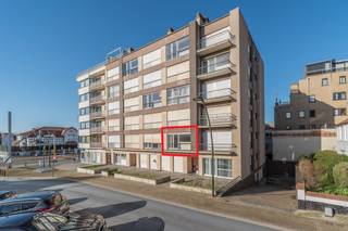 Studio rénové (37m²) à vendre à Koksijde-bad. Finition élégante. Aménagement optimal : salon avec lumière, cuisine ouverte et coin nuit séparé. Proche de la plage, des commerces,.. Prêt à emménager !MISE EN PAGE :- Premier étage :- Entrée ;- Salon avec cuisine ouverte équipée de tous les appareils nécessaires ;- Salle de bain avec douche, lavabo et toilettes ;- Chambre à coucher avec armoires encastrées ;- Local de rangement avec raccordement pour la machine à laver.AVANTAGES :- Emplacement TOP, près de la plage et de la rue commerçante de Koksijde ;- Économe en énergie, EPC B ;- Récemment rénové ;- Un nombre suffisant d'options de stationnement dans la région ;- Finition de haute qualité avec des matériaux de haute qualité.Disponible à partir du 01/08/2026Coûts communs : + €50, -/moisÊtes-vous intéressé par cette propriété à louer à Koksijde ? Rendez-vous sur le site www.dewaele.com, cliquez sur le bien que vous souhaitez louer. À l'aide du bouton rouge « demandez votre visite », nous vous demandons de remplir brièvement un profil. Ensuite, nous vous contacterons pour une visite. Les rendez-vous ne peuvent pas être pris par téléphone.
