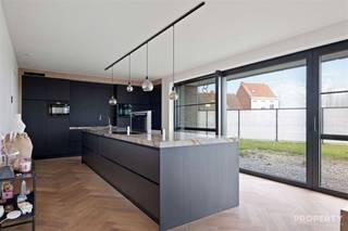 Welkom in deze prachtige moderne woning in Wielsbeke, met een royale leefruimte van 220m². Deze eigentijdse residentie biedt drie ruime slaapkamers...