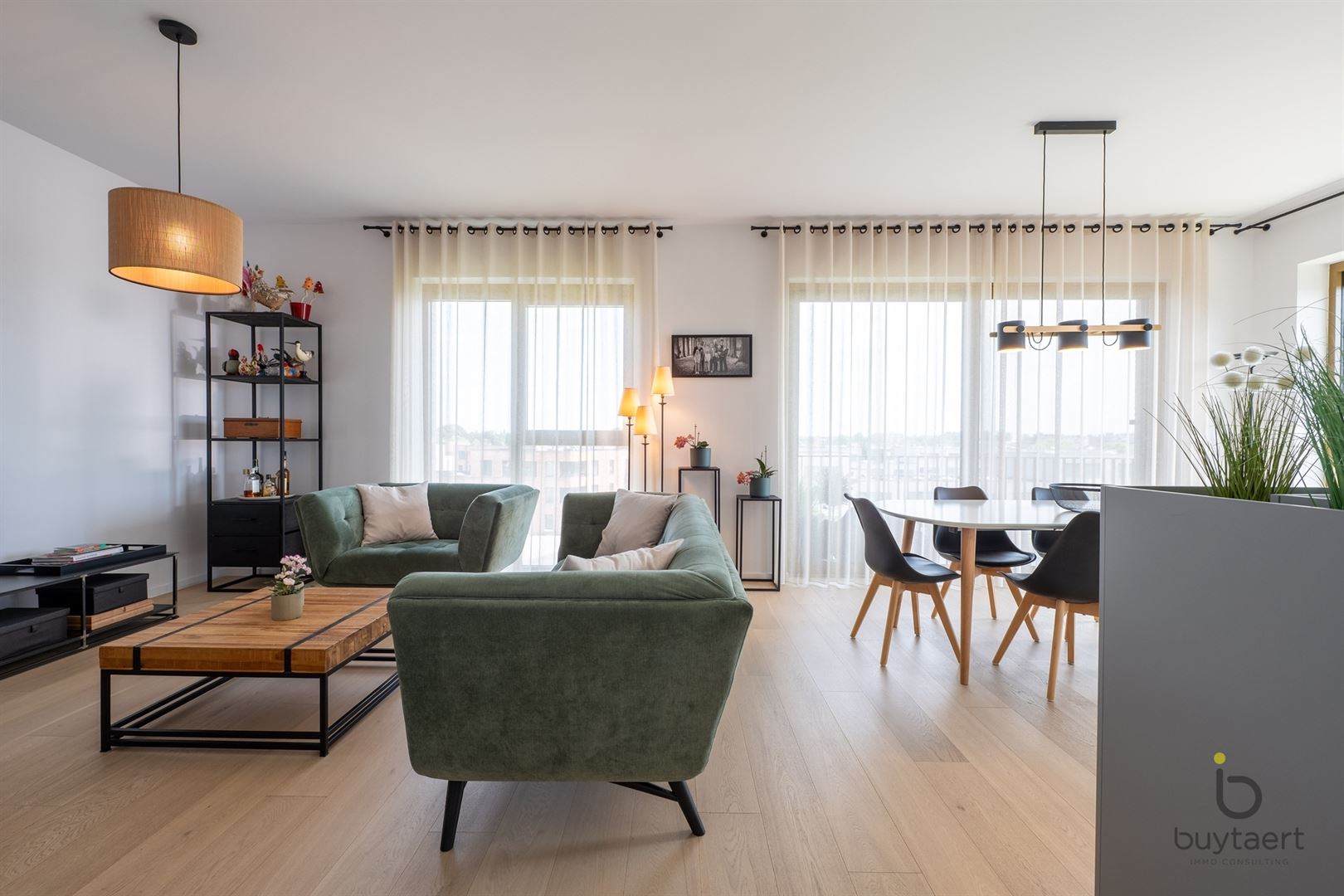 WONEN IN STIJL: een knap 2-slaapkamer appartement op de 3de verdieping met terras te Deurne-Zuid! - foto 5