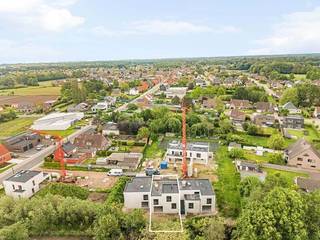 Ontdek deze ruime en hedendaagse gesloten casco nieuwbouwwoning in het project te Tongerlo (Westerlo), waar comfort, flexibiliteit en ruimte centraal staan. <br /><br />Bij het betreden van de woning komt u terecht in de inkomhal met gastentoilet en berging. Van hieruit bereikt u de lichtrijke leefruimte met open keuken, die dankzij de grote raampartijen baadt in natuurlijk licht en een aangename connectie met de tuin heeft. <br />Op het gelijkvloers bevindt zich bovendien een bureauruimte, ideaal voor thuiswerk of extra polyvalente ruimte.<br /><br />De eerste verdieping omvat 3 ruime slaapkamers waarvan één met aansluitende dressing, een badkamer met aansluitingen voor een bad, douche en dubbele lavabo en een nachthal die de ruimtes logisch met elkaar verbindt en zorgt voor een comfortabele indeling.<br /><br />De extra verdieping biedt tal van mogelijkheden zoals bijkomende slaapkamer, een hobbyruimte of een polyvalente ruimte. <br /><br />Dankzij deze indeling is de woning perfect geschikt voor grotere gezinnen of voor wie nood heeft aan extra ruimte en flexibiliteit in het dagelijks leven.<br /><br />De woning werd ontworpen met oog voor energiezuinigheid en hedendaags wooncomfort, wat resulteert in een duurzame en toekomstgerichte investering.<br /><br />Bijzonderheden:<br />* Gesloten bebouwing met moderne architectuur<br />* Bureau / thuiswerkruimte<br />* Lichtrijke leefruimte met open keuken<br />* Groendak<br />* Privatieve kelder en ondergrondse fietsenstalling aanwezig<br />* Energiezuinig wonen