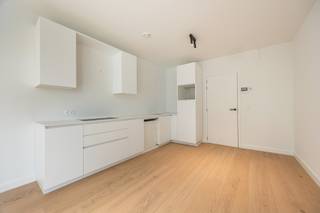 Gerenoveerd appartement met twee slaapkamers en terras te hartje Antwerpen!<br /><br />Op de tweede verdieping van een kleinschalig gebouw met slechts zes units bevindt zich dit volledig gerenoveerde en energiezuinig appartement. Een ideale woning voor wie op zoek is naar een instapklaar appartement met een moderne afwerking, praktische indeling en een aangename buitenruimte.<br /><br />Bij het binnenkomen komt u in de inkomhal die voorzien is van een apart gastentoilet en een praktische berging. Deze berging beschikt over de nodige aansluitingen voor wasmachine en droogkast.<br /><br />Vervolgens komen we in de aangename leefruimte met open keuken voorzien van de nodige toestellen. De open indeling zorgt voor een ruimtelijk en gezellig geheel. Vanuit de leefruimte heeft u rechtstreeks toegang tot het terras van ca. 6m².<br /><br />Via de nachthal komen we bij de badkamer en de twee slaapkamers. De moderne badkamer beschikt over een inloopdouche met regendouchekop, een dubbele lavabo en een tweede toilet.<br /><br />De grootste slaapkamer heeft een oppervlakte van ca. 19m² en de tweede slaapkamer een oppervlakte van ca. 8m² <br /><br />Belangrijkste troeven: <br /><br />- Volledig gerenoveerd kleinschalig gebouw <br />- Energiegunstig - EPC-label B<br />- Aparte meters voor alle nutsvoorzieningen<br />- Terras aanwezig<br /><br />92m² totale oppervlakte (cfr. EPC).<br /><br />Opmerking: de foto's tonen de huidige toestand van het appartement. De laatste fase van afwerking is momenteel nog lopende. Het appartement wordt volledig afgewerkt en instapklaar opgeleverd.<br /><br />Wenst u een bezoek of meer informatie? Dan kan u ons steeds contacteren via info@dvarealestate.be of via 03/297.00.00.