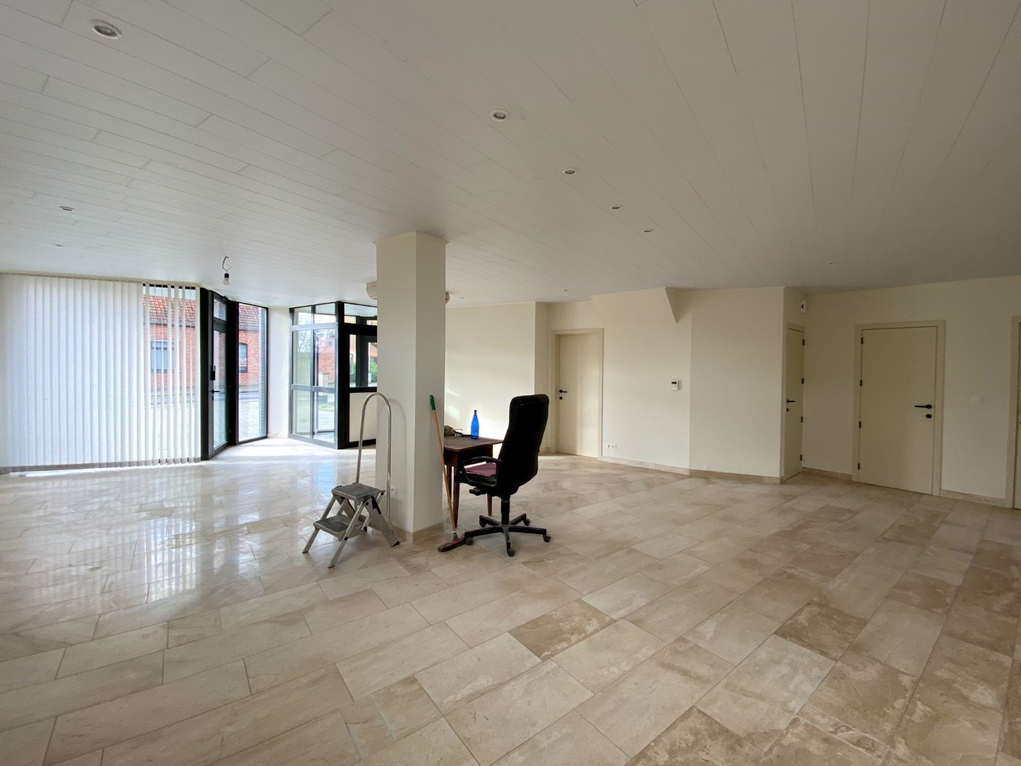 Ruim gelijkvloersappartement met 2 slaapkamers. - foto 5