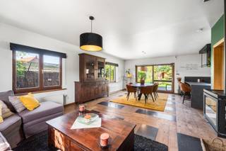 <p>Welkom in deze verzorgde villa waar ruimte, comfort en energiezuinig wonen perfect samenkomen. Gelegen in een doodlopende straat geniet u hier van alle rust, terwijl alle voorzieningen vlot bereikbaar blijven.</p><p></p><p>De woning werd gebouwd in 2005 en bevindt zich op een mooi perceel van 813 m². Dankzij de doordachte indeling geniet u voornamelijk van gelijkvloers wooncomfort. De inkomhal leidt naar een ruime, lichtrijke leefruimte met gezellige haard en grote raampartijen die uitkijken op de tuin. Aansluitend bevindt zich een recente stijlvolle open keuken met kookeiland, kwalitatieve toestellen en veel werk- en opbergruimte.</p><p></p><p>Verder beschikt het gelijkvloers over twee ruime slaapkamers, een praktische wasruimte/berging, een inpandige garage en een ruime badkamer met ligbad en inloopdouche.</p><p></p><p>De bovenverdieping biedt verrassend veel extra mogelijkheden. Deze ruimte is reeds ingedeeld en kan perfect ingericht worden als drie extra slaapkamers, hobbyruimte, bureau of tweede badkamer.</p><p></p><p>Buiten vormt de prachtig aangelegde tuin een echte troef. Verschillende gezellige hoekjes, een ruim terras en de groene omgeving zorgen voor een instant vakantiegevoel in alle privacy.</p><p></p><p>Ook energetisch scoort deze woning uitstekend dankzij EPC-label B, zonnepanelen en een conforme elektrische keuring.</p><p></p><p>Een instapklare thuis waar comfort, rust en ruimte centraal staan.</p>