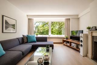 <strong>Ligging</strong> <br /><br />Gelegen in de Franklin Rooseveltlaan aan het <strong>Koning Albertpark </strong>te Gent. Op wandelafstand van het centrum en een makkelijke verbinding met het openbaar vervoer alsook de E40/E17.<br /><br /><strong>Indeling</strong><br /><br />Het appartement bevindt zich op het 4de verdiep en bestaat uit de ruime inkom met vestiaire/berging en gastentoilet, de lichtrijke woonkamer met<strong> </strong>zicht op het<strong> </strong>Koning Albertpark, een volledig ingerichte <strong>keuken met buitenruimte</strong> en zicht naar het park, de eerste ruime slaapkamer met terras, de badkamer met dubbele lavabo/ligbad en de tweede slaapkamer met terras.<br /><br /><strong>Troeven</strong><br /><br />- ligging<br />- <strong>instapklaar</strong><br />- kelderberging<br />- <strong>vierde verdieping</strong><br /><br />Mogelijkheid tot aankoop van een <strong>afgesloten garagebox</strong>.<br /><br />Voor inlichtingen en/of bezoek, bel Guillaume Delbecque <strong>0472 25 70 76</strong>