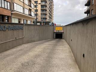 Deze garagebox in residentie <strong>Casino Parking,</strong> gelegen vlakbij de Zeedijk. Een uitstekende opportuniteit op een TOPlocatie, ideaal voor wie extra parkeerruimte zoekt.<br /><br />Kenmerken:
<ul>
<li>Gelegen op de -1 </li>
<li>Afmetingen: hoogte 1,90m - breedte 2,35m - diepte 5,15m </li>
<li>Onmiddellijk beschikbaar</li>
<li>De garagebox wordt verhuurd op jaarbasis, huurprijs te betalen per jaar = € 2.000,-</li>
</ul>
<br /><br />Interesse? Neem vandaag nog contact op en plan uw bezoek!