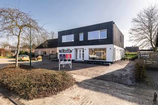 <p><strong><span>Volledig gerenoveerde ruime gezinswoning met 6 slaapkamers op perceel van 693 m²</span></strong></p>
<p><span>In een rustige omgeving bevindt zich deze volledig gerenoveerde en instapklare woning met maar liefst </span><strong><span>6 slaapkamers en 4 badkamers</span></strong><span>. Dankzij de ruime indeling en het grote perceel van </span><strong><span>693 m²</span></strong><span> biedt deze woning een ideale combinatie van comfort, ruimte en energiezuinig wonen.</span></p>
<p><span>De woning beschikt over een </span><strong><span>bewoonbare oppervlakte van 324 m²</span></strong><span> en werd grondig gerenoveerd, waardoor ze voldoet aan de hedendaagse woonnormen. Het </span><strong><span>EPC-label B</span></strong><span> garandeert bovendien een goede energieprestatie.</span></p>
<p><span>Binnenin geniet u van een lichtrijke leefruimte met een aangename connectie naar de keuken en de tuin. De woning biedt tal van mogelijkheden voor grote gezinnen, samengestelde gezinnen of wie nood heeft aan extra ruimte voor hobby, bureau of logeerkamers. Met </span><strong><span>6 volwaardige slaapkamers</span></strong><span> en<strong> 4</strong></span><strong><span><strong> b</strong>adkamers</span></strong><span> is comfort voor het hele gezin verzekerd.</span></p>
<p><span>Buiten vindt u een </span><strong><span>ruim perceel van 693 m²</span></strong><span> met voldoende tuinruimte om te ontspannen, te spelen of gasten te ontvangen.</span></p>
<p><strong><span>Troeven van deze woning:</span></strong></p>
<ul>
<li>
<p><span>Volledig gerenoveerd en instapklaar</span></p>
</li>
<li>
<p><span>6 ruime slaapkamers</span></p>
</li>
<li>
<p><span>4 badkamers</span></p>
</li>
<li>
<p><span>Bewoonbare oppervlakte van 324 m²</span></p>
</li>
<li>
<p><span>Perceel van 693 m²<br /></span></p>
</li>
<li>
<p><span>Energiezuinig met </span><strong><span>EPC-label B<br /></span></strong></p>
</li>
<li>
<p><span>Ideaal voor grote gezinnen of wie veel ruimte zoekt</span></p>
</li>
</ul>
<p><span>Bent u op zoek naar een </span><strong><span>ruime, energiezuinige en instapklare woning</span></strong><span> met veel kamers? Dan is deze eigendom zeker een bezoek waard.</span></p>