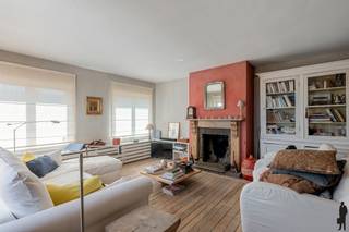 <p><strong>Unieke duplex-penthouse met ruim terras in hartje Antwerpen</strong></p>
<p>Ontdek deze bijzondere <strong>duplex-penthouse</strong> in de levendige <strong>Appelmansstraat</strong>, op een steenworp van de Meir, de Keyserlei en het Centraal Station. Hier woont u in het bruisende hart van Antwerpen, met winkels, restaurants, cultuur en openbaar vervoer letterlijk voor de deur.</p>
<p>De penthouse is gespreid over twee verdiepingen en biedt <strong>uitzonderlijke buitenruimtes</strong>:</p>
<ul>
<li>
<p><strong>Een groot groendak</strong> dat niet alleen een prachtig uitzicht geeft, maar ook een oase van rust vormt midden in de stad.</p>
</li>
<li>
<p><strong>Een royaal terras aan de achterzijde</strong>, perfect voor lange zomeravonden of een ontspannen ochtendkoffie.</p>
</li>
</ul>
<p>Binnen geniet u van <strong>veel licht en ruimte</strong>, met talloze mogelijkheden om de indeling naar eigen wens en stijl aan te passen. Denk aan een open leefruimte met keuken en eetgedeelte, een master suite op de bovenverdieping, of zelfs een thuiskantoor met panoramisch uitzicht.</p>
<p><strong>Troeven op een rij:</strong></p>
<ul>
<li>
<p>Centrale ligging in de diamantwijk, vlak bij alle hotspots van Antwerpen.</p>
</li>
<li>
<p>Duplex-indeling met veel potentieel en flexibiliteit.</p>
</li>
<li>
<p>Groot groendak én ruim achterterras.</p>
</li>
<li>
<p>Rustige buitenruimtes ondanks de centrale locatie.</p>
</li>
<li>
<p>Op wandelafstand van station, winkels en horeca.</p>
</li>
</ul>
<p>Deze penthouse combineert <strong>stedelijke dynamiek</strong> met <strong>privé-buitenruimte</strong> en biedt alle ingrediënten voor een luxueus en persoonlijk ingericht stadsappartement.</p>